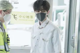 蔡徐坤白色套装青春阳光，烧焦小设计增添质感，偶像剧男主既视感图片