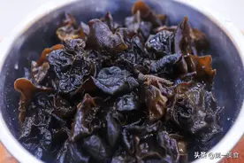 泡木耳只加水就错了，饭店常加这2样，2分钟泡开、木耳又大又软图片