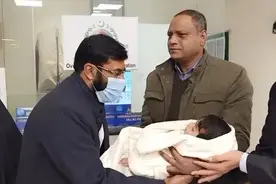 巴基斯坦女子产下两斤重男婴，沙特医院一年后把他还给他的父母图片