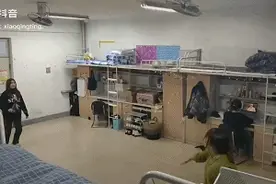 大学宿舍能打羽毛球？17秒视频冲上热搜！评论区笑岔气图片