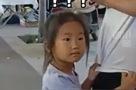 女孩认错爸爸，直到抬头才发现不对，网友：这是嫌弃爸爸的啤酒肚了吗？图片