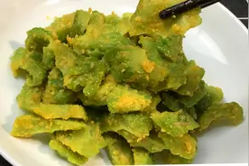 5个蛋黄，1根苦瓜，试试这种新鲜做法，不腻还香，好吃又解馋图片