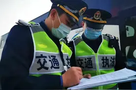 杭州大货车工程车红灯右转要暂停三秒图片