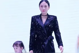 樊少皇女儿小饭兜首秀，与妈妈贾晓晨同框出镜，母女俩被赞颜值高图片