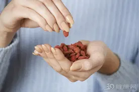 “东方神果”枸杞，是干吃好，还是泡水好？营养师给出最佳答案图片