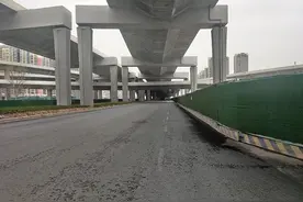 郑州四环附近无公交市民出行不便，打探：四环仍在建，目前只能临时停靠图片