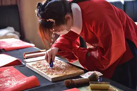 四色饺子寓意着四季平安 立信留校师生年味浓图片