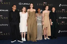 安吉丽娜·朱莉主演电影首映，5个娃陪妈妈走红毯，希洛罕见穿裙子图片