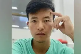 这位中学老师火了！有个细节让人敬佩图片