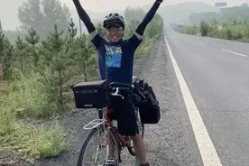 骑自行车环球旅行的四川小伙图片