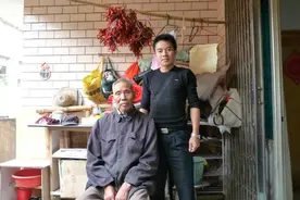 贵州小伙认捡垃圾老人为干爹，11年后老人公开身份，政府前来拜访图片