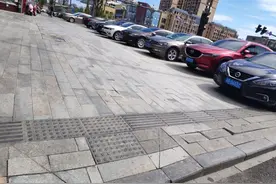 在人行道路面划停车位，谁给的权力？图片