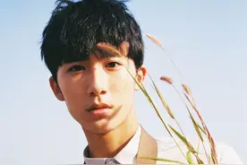郝富申帅气校服写真图片图片