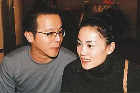 王菲：两段婚姻三段恋情，为什么她总得男人“偏爱”？图片