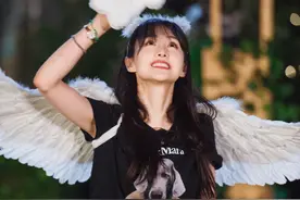 郑爽天使翅膀造型，长发搭配白色羽毛发箍，手上兔子手偶童趣满满图片