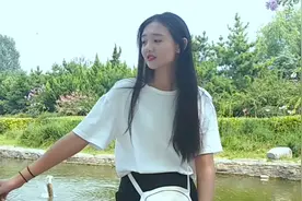 在朋友圈听到一首情歌对唱，想你念你勿忘你，亲爱的我还爱着你！视频封面