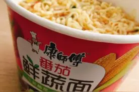 3元一桶“泡面”火了！泡一泡变果冻，料包有虾，康师傅：我认输图片
