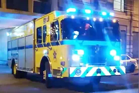 智利帅气的美式消防车夜间紧急出警视频封面