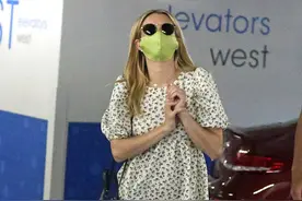 艾玛罗伯茨太会穿了，白色碎花连衣裙配短靴，显瘦显高很浪漫图片