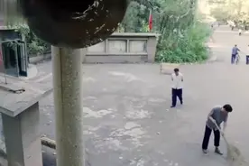 上海某大学一扫地大爷，因获先进暴露身份，市局领导：怎么是您？图片