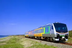 乘坐卧铺时的“潜规则”：在上铺睡觉时脑袋要朝向过道图片