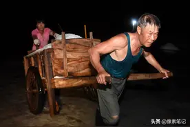 实拍广东阳江盐场晒盐工，凌晨3点摸黑工作，有人坚持了49年图片