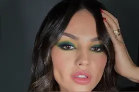 大面积的亮色眼影，复古迷幻摩登范十足，喜欢的小仙女可以尝试图片