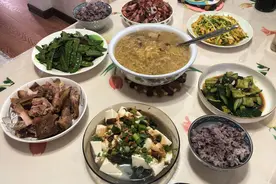 大年初五去妹妹家蹭饭，没有大鱼大肉但吃着舒坦，网友：太寒酸了图片