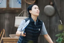 何炅夸导演组干活看似高级，实则弄巧成拙，让观众发现了一大bug图片
