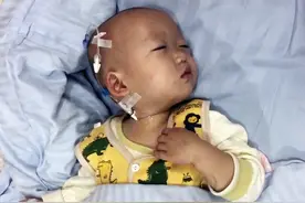 婴儿屁股长疙瘩危及生命，爸爸哭诉：基因突变太可怕了图片