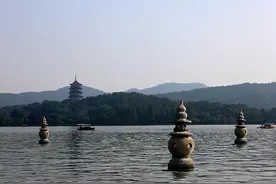 雷锋塔第五层，传说中用灵璧石雕12生肖，倒塌后为何只发现两个图片