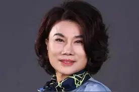 董明珠的丝巾，孟晚舟的高跟鞋，这两位女性企业家的穿搭特点图片