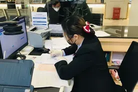 居民办理房产互换但手续不足，工作人员跨区“网上办”解民忧图片