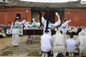 农村丧事低俗表演，别一味指责农民，这并非现代农民首创图片