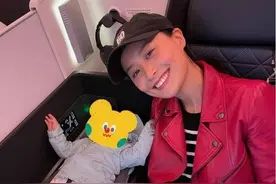 39岁陈法拉产后首晒母女合照，女儿瘦小四肢修长，外国老公帮拍照图片