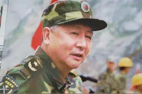 上将之子范晓光，首个到达汶川救灾的将领，承诺：我最后一个撤离图片