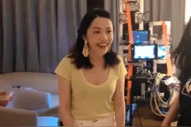 姚晨获老公曹郁探班，老夫老妻甜蜜亲吻，这份狗粮太齁了图片