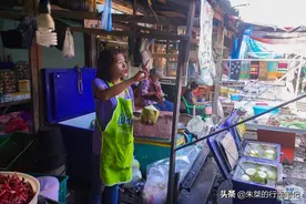 曼谷周边人气最高的两个特别的集市，一个在水上一个在火车轨道上图片