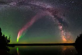 夜空突现神秘绿光，刚开始以为是极光，仔细一看科学家也想不通了图片