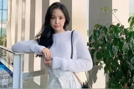 孙娜恩白色系日常穿搭，干净纯粹，与舞台上的性感美艳产生反差萌图片