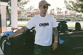 余文乐真是潮“大叔”，穿“短裤”成时尚焦点，奔40岁了依旧很帅图片