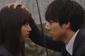 两大帅哥追求校花，她陷入两难抉择，没想到有一个竟主动退出成全视频封面