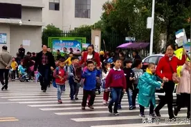 孩子上小学，家长一天接送8趟！午托冷笑：有多少父母能坚持？图片