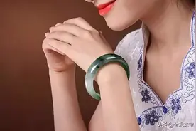 玉手镯你是怎么戴的？玉镯不双戴或富贵戴双镯，哪一种才是对的？图片