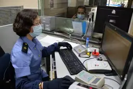 售票员王新峰站好最后一班岗图片