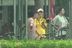 谢楠带娃外出，6岁大儿子暴风长高到妈妈肩膀！母子互动不见吴京图片