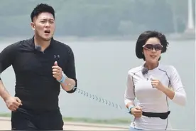 赵奕欢当着男友面，与爸爸深情拥抱，拍到腿上动作时：注意点分寸图片