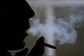 男人与“烟瘾”图片