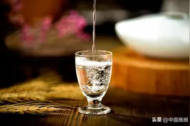 腾讯一实习生建议高管颁布拒绝陪酒条令；雷军否认曾训他一小时的人是张瑛……图片