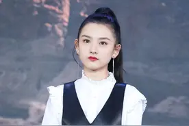 21岁的宋祖儿身材真好，穿黑色皮质连衣裙显个性图片